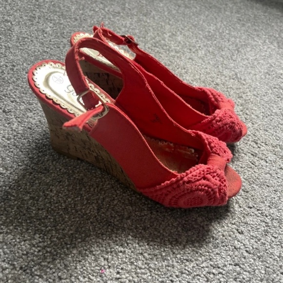 Elegant Red Slingback Heels - Picture 3 of 4